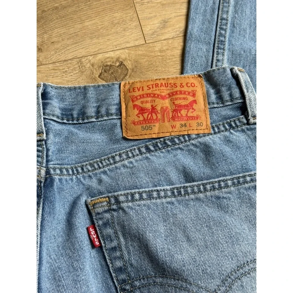 Mens Levis 505 light wash jeans 100% cotton straight leg size 34x30 (34x27)